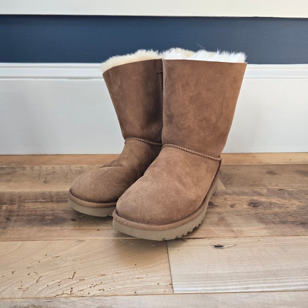 UGG Bailey Bow II Shearling Lined Boots Chestnut size 9